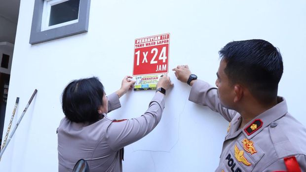 Polsek Mampang Prapatan mengimbau warga aktif Sikamling menjaga lingkungannya masing-masing.