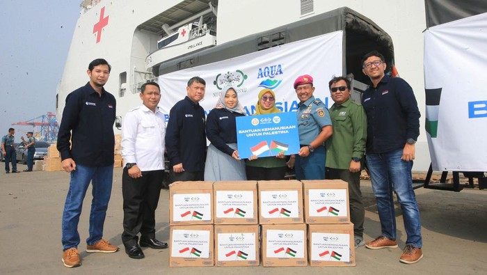 Potret Bantuan Kemanusiaan untuk Palestina Danone Indonesia bersama LAZISNU menyerahkan sebanyak puluhan ribu botol air mineral bagi masyarakat Palestina melalui TNI Angkatan Laut, yang diangkut dengan Kapal Rumah Sakit TNI AL, KRI dr. Radjiman Wedyodiningrat-992 di Pelabuhan Tanjung Priok, Jakarta Utara pada Selasa (12/12).