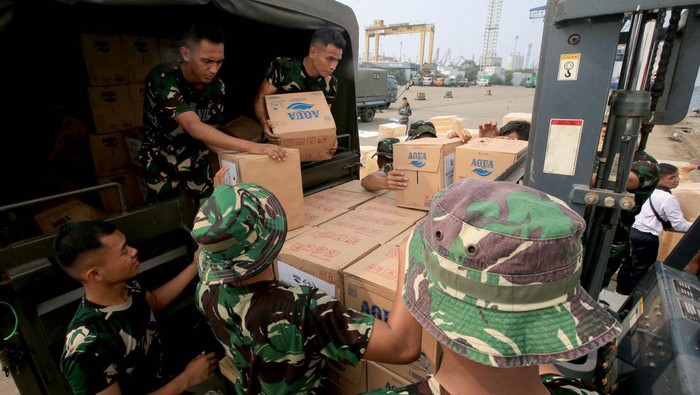Danone Indonesia bersama LAZISNU menyerahkan sebanyak puluhan ribu botol air mineral bagi masyarakat Palestina melalui TNI Angkatan Laut, yang diangkut dengan Kapal Rumah Sakit TNI AL, KRI dr. Radjiman Wedyodiningrat-992 di Pelabuhan Tanjung Priok, Jakarta Utara pada Selasa (12/12).