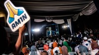 Mereka menggunakan atribut kaus AMIN dan juga membawa poster dukungan untuk Anies.  