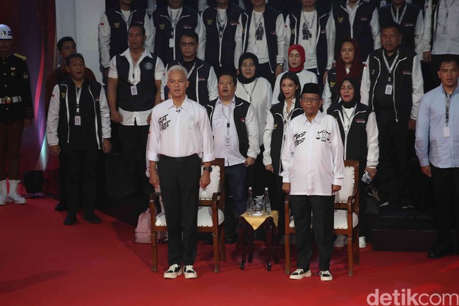 “Jadi sat-set, gaspol, blusukan dan tinggal di rumah rakyat itu artinya akselerasi agar masalah rakyat itu cepat ditanggapi oleh pemimpin,” kata Sekjen PDI-P Hasto Kristiyanto soal makna Sat Set. Adapun ‘Tas Tes’ merujuk pada target Mahfud sebagai wakil presiden untuk mewujudkan keadilan dalam ranah ekonomi, pendidikan, dan birokrasi. Sepasang sepatu ramah lingkungan dari Pijakbumi yang menjadi andalan mempertegas dukungan bagi produk negeri sendiri. (Foto: Pradita Utama/detikcom)