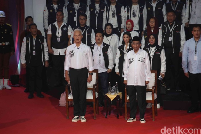 Potret Kostum Khas Capres-Cawapres di Debat Perdana