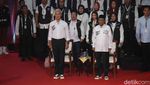 Potret Kostum Khas Capres-Cawapres di Debat Perdana