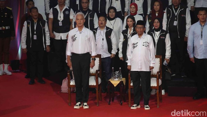 Potret Kostum Khas Capres-Cawapres di Debat Perdana