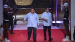 Potret Kostum Khas Capres-Cawapres di Debat Perdana
