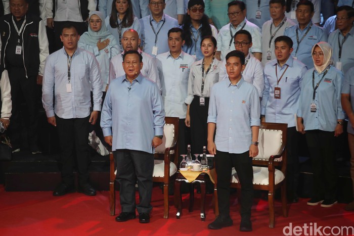 Potret Kostum Khas Capres-Cawapres di Debat Perdana