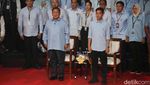 Potret Kostum Khas Capres-Cawapres di Debat Perdana