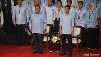 Pasangan ini mengenakan celana warna hitam.