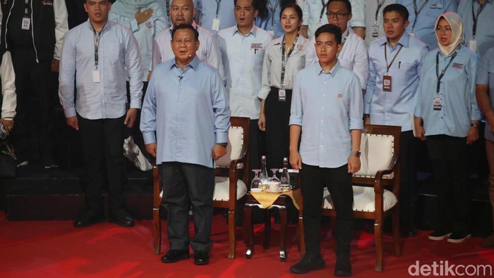 Potret Kostum Khas Capres-Cawapres di Debat Perdana