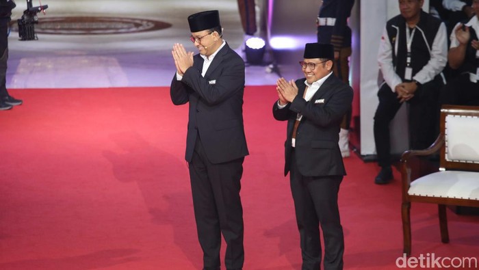 Potret Kostum Khas Capres-Cawapres di Debat Perdana