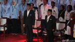 Potret Kostum Khas Capres-Cawapres di Debat Perdana