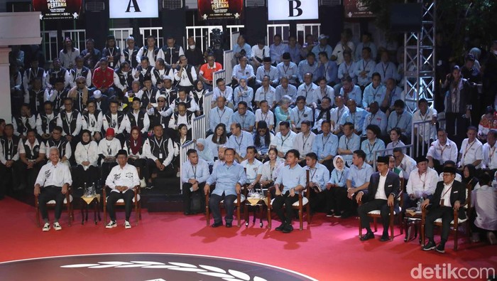 Potret Kostum Khas Capres-Cawapres di Debat Perdana