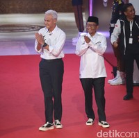 Ganjar Pranowo dan Mahfud MD meyakini kekuatan fashion dalam mengkomunikasikan aspirasinya sejak Debat Pilpres 2024 edisi pertama yang digelar di markas Komisi Pemilihan Umum (KPU) pada 12 Desember 2023. Keduanya kompak berkemeja putih dan celana panjang hitam. Tampak tulisan ‘Sat Set’ muncul di kemeja Ganjar, sementara punya Mahfud dihasi  ‘Tas Tes’. (Foto: Pradita Utama/detikcom)