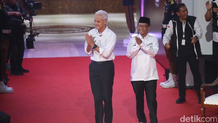 Potret Kostum Khas Capres-Cawapres di Debat Perdana Potret Kostum Khas Capres-Cawapres di Debat Perdana