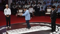 Para pendukung tampak bersorak melihat aksi Prabowo tersebut.