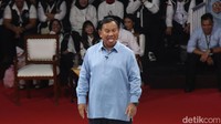 Anies lalu menjawab tanggapan Prabowo. Seusai mendengar jawaban Anies, Prabowo kembali berjoget, dan melet-melet lidah.