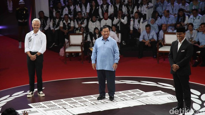 Potret Lucu Prabowo dari Joget hingga melet-melet di Debat Perdana