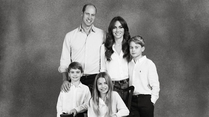This undated handout photo provided by Kensington Palace show Britains Prince William and Kate, Princess of Wales with their three children Prince George, Princess Charlotte and Prince Louis, in a photograph that features on the familys 2023 Christmas card. (Josh Shinner/Kensington Palace via AP)