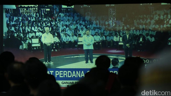 Pendukung Capres-Cawapres nomor urut 03 Ganjar - Mahfud menggelar nonton bareng debat perdana Pilpres 2024 di Sekertariat Tim Pemenangan Daerah (TPD) DKI Jakarta, Selasa (12/12/2023).