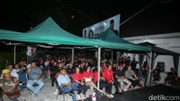 Nampak ratusan pendukung antusias menyimak debat yang berlangsung. 