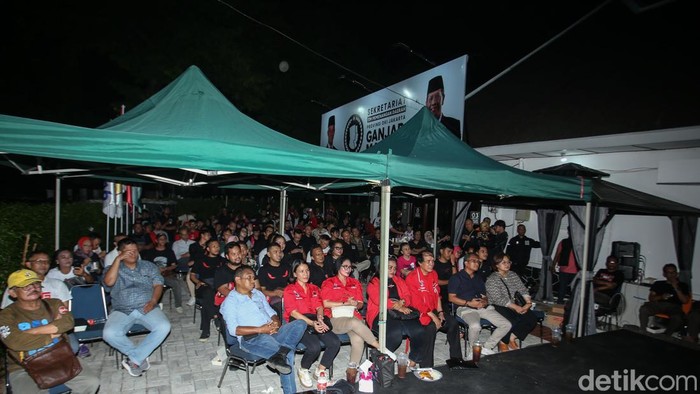 Potret Pendukung Ganjar-Mahfud Nobar Debat Pakai Layar Tancap Pendukung Capres-Cawapres nomor urut 03 Ganjar - Mahfud menggelar nonton bareng debat perdana Pilpres 2024 di Sekertariat Tim Pemenangan Daerah (TPD) DKI Jakarta, Selasa (12/12/2023).