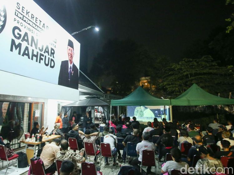 Saat Pendukung Ganjar-Mahfud Nobar Debat Pakai Layar Tancap