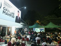 Saat Pendukung Ganjar-Mahfud Nobar Debat Pakai Layar Tancap