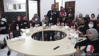 Ketua TPD DKI Jakarta Prasetyo Edi Marsudi bersama para pendukung lainnya nampak fokus menyaksikan jalannya debat. 