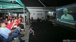 Saat Pendukung Ganjar-Mahfud Nobar Debat Pakai Layar Tancap