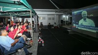 Debat disiarkan secara langsung melalui stasiun TV dan radio. 