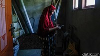 Meskipun demikian, Asep mengaku penjualan biji pala miliknya kini menjadi lebih mudah. Hal itu ia rasakan setelah masuknya internet dan kehadiran BTS Bakti Kominfo yang dibangun tak jauh dari rumahnya. Ia merasakan dengan adanya jaringan internet, penjualan biji palanya kini cukup melalui gawai sehingga makin praktis untuk dilakukan. Melalui WA, suami istri ini bisa dengan mudah menanyakan soal harga pala dan tahu kapan waktu yang tepat untuk mengirimkan pala miliknya ke luar Pulai Doi.  