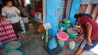 Konon katanya, penyebaran buah pala juga sudah terjadi sejak abad ke-6 masehi menuju India. Setelah itu, persebarannya berlanjut ke bumi lain hingga akhirnya Portugis datang dan mengetahui kalau salah satu lokasi dengan buah pala yang melimpah terletak di pulau-pulau timur Nusantara.  