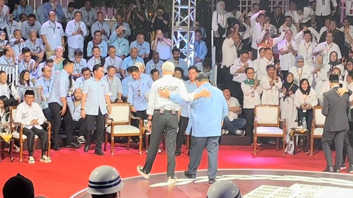 Prabowo dan Ganjar berangkulan saat break debat. (Anggi/detikcom)