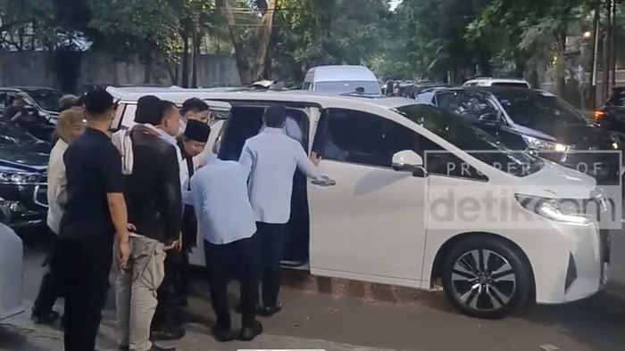 Prabowo dan Gibran naik Alphard putih