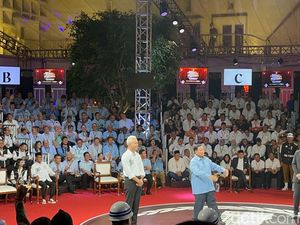 Gaya Prabowo Seusai Tanggapi Keluhan Anies soal Demokrasi