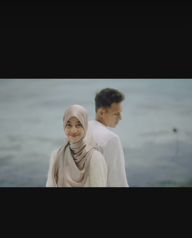 Keduanya mengenakan dua busana yang bernuansa hitam dan putih. Adiba pun tampak bahagia karena kerap melontarkan senyumannya. Foto: Dok. Instagram @antzcreator