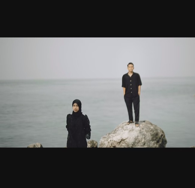 Tidak ada pose mesra antara Adiba Khanza dan Egy Maulana saat menjalani sesi prewedding. Keduanya bahkan tak saling bersentuhan. Foto: Dok. Instagram @antzcreator