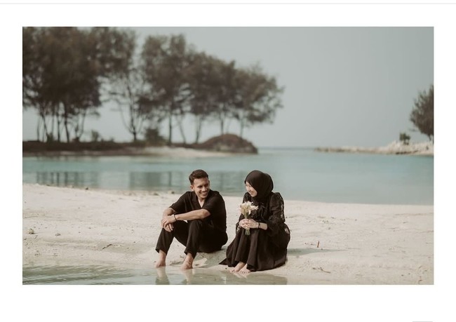 Pesepakbola Egy Maulana menikahi putri alm Ustadz Jefri Al Buchori, Adiba Khanza pada 11 Desember 2023. Adiba dan Egy membuat video pranikah atau prewedding yang manis tanpa saling bersentuhan dengan nuansa outdoor di tepi pantai. Foto: Dok. Instagram @antzcreator