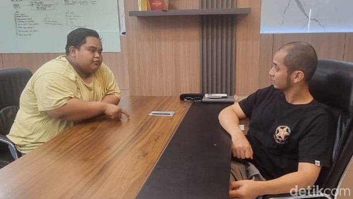 Pria viral yang merusak spion taksi di Jalan Gatot Subroto, Jakarta Selatan ditangkap polisi.