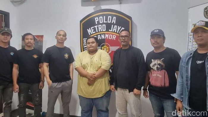 Pria viral yang merusak spion taksi di Jalan Gatot Subroto, Jakarta Selatan ditangkap polisi.