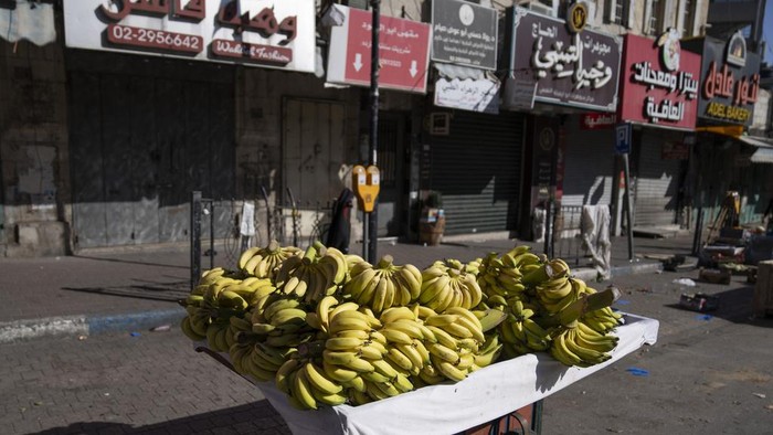 Palestinian shops are closed during a general strike in solidarity with Gaza at the commercial center of the West Bank city of Ramallah, Monday, Dec. 11, 2023. Arabic reads 