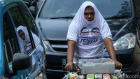 Mereka konvoi dengan membawa barang dagangan seperti kopi.