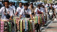 Para pedagang kopi keliling melakukan konvoi menuju Stadion, GBK, Jakarta, Selasa (12/12/2023).