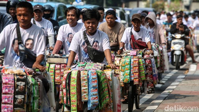 Ratusan Starling Konvoi Dukung Prabowo-Gibran Ratusan pedagang kopi bersepeda menuju Plaza Parkir Timur GBK, Jakarta, Selasa (12/12/2023). Para pedagang kopi ini mengenakan kaos dukungan kepada Paslon Capres-Cawapres 02 Prabowo - Gibran.