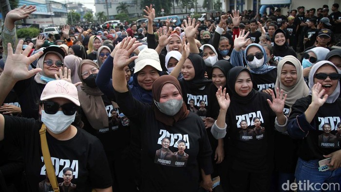 Relawan Nelayan Prabowo-Gibran yang juga merupakan bagian dari Solidaritas Nelayan Indonesia (SNI) memberikan dukungan kepada pasangan nomor urut 02 Prabowo-Gibran di Pelabuhan Muara Baru, Jakarta Utara (12/12/2023).