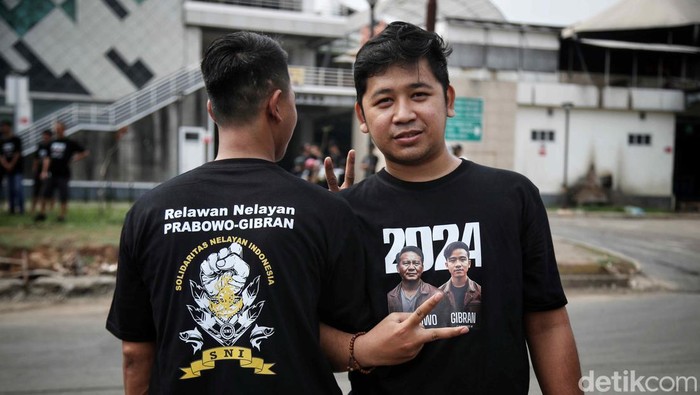 Relawan Nelayan Dukung Prabowo-Gibran Relawan Nelayan Prabowo-Gibran yang juga merupakan bagian dari Solidaritas Nelayan Indonesia (SNI) memberikan dukungan kepada pasangan nomor urut 02 Prabowo-Gibran di Pelabuhan Muara Baru, Jakarta Utara (12/12/2023).