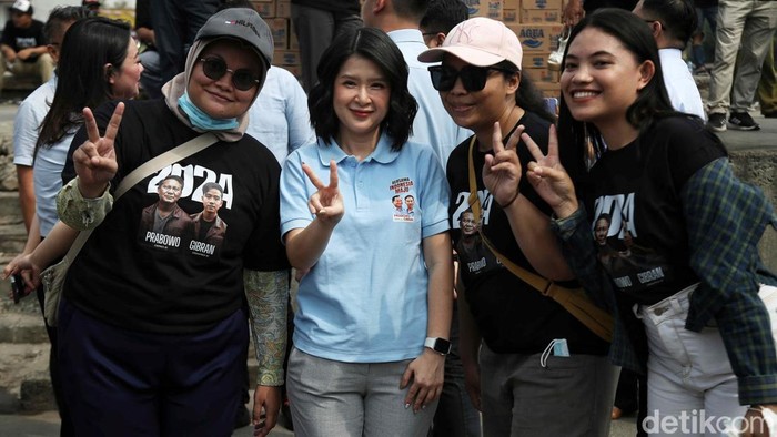Relawan Nelayan Dukung Prabowo-Gibran Relawan Nelayan Prabowo-Gibran yang juga merupakan bagian dari Solidaritas Nelayan Indonesia (SNI) memberikan dukungan kepada pasangan nomor urut 02 Prabowo-Gibran di Pelabuhan Muara Baru, Jakarta Utara (12/12/2023).