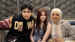 Rinoa Aurora Pamer Pose Keren di Steakhouse dan Makan BBQ