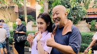 Ia pernah bertemu Indro Warkop. Begini pose Rinoa ketika menikmati segelas teh di lokasi syuting. Foto: Instagram @rinoaaurora
