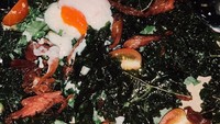 Foto makanan lainnya juga pernah dibagikan oleh Rinoa. Terlihat kalau dirinya sedang menikmati salad dengan paduan telur setengah matang. Foto: Instagram @rinoaaurora